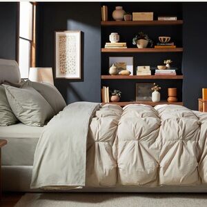 PARACHUTE Organic Cotton Puff Comforter
$339 LIKE NEW
BONE
Full / Queen